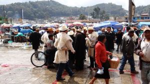 lokale politie aan het werk (de witte hoeden)