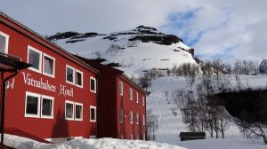hotel, hoog gelegen in de sneeuw