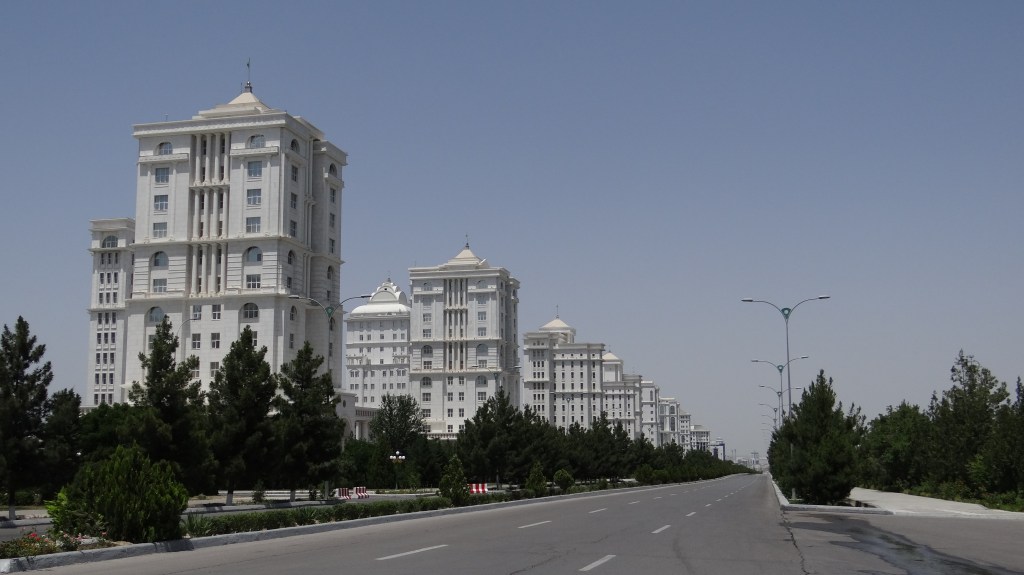 alleen witte gebouwen en vrijwel lege straten